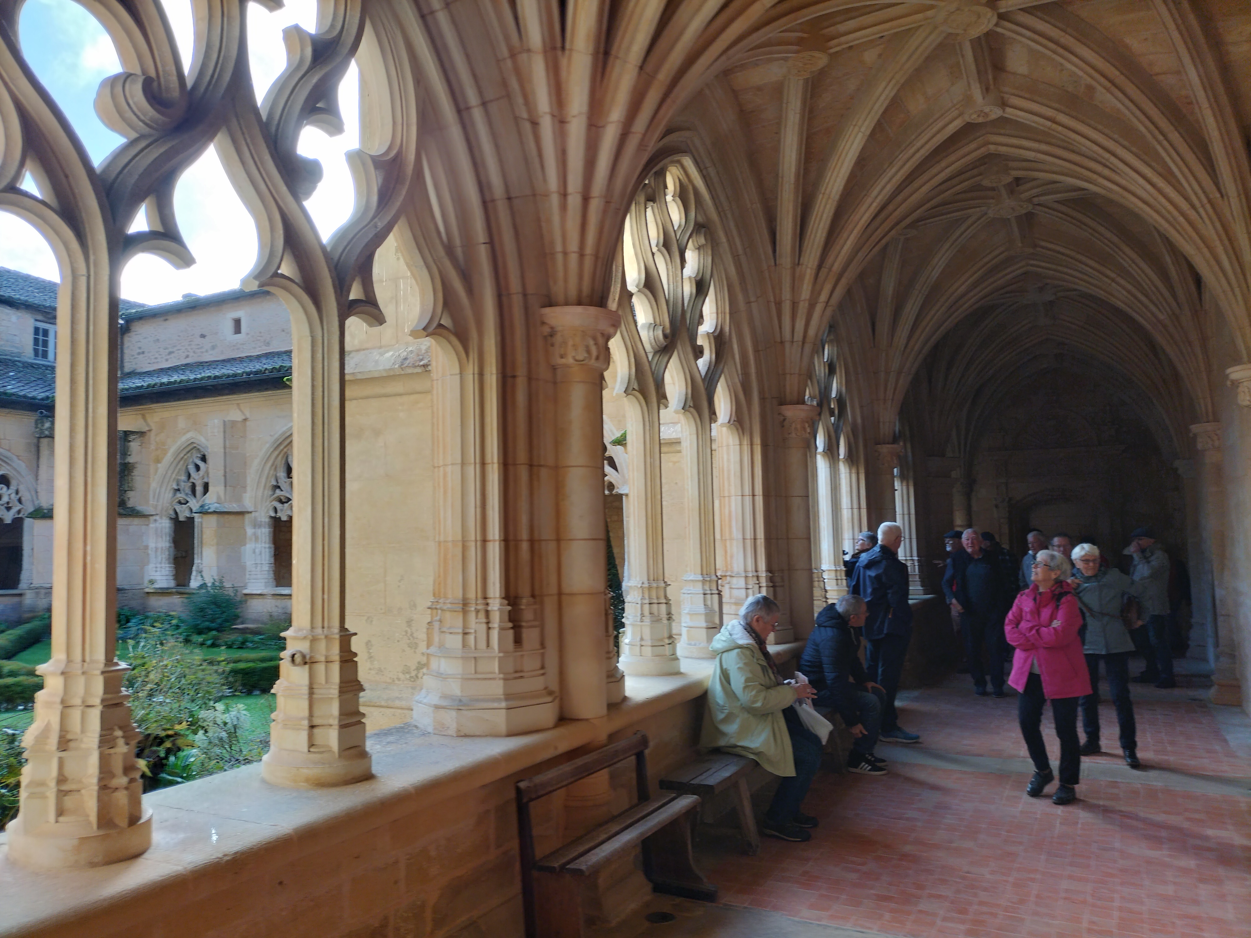 VISITES Le Cloitre de l' ABBAYE de CADOUIN