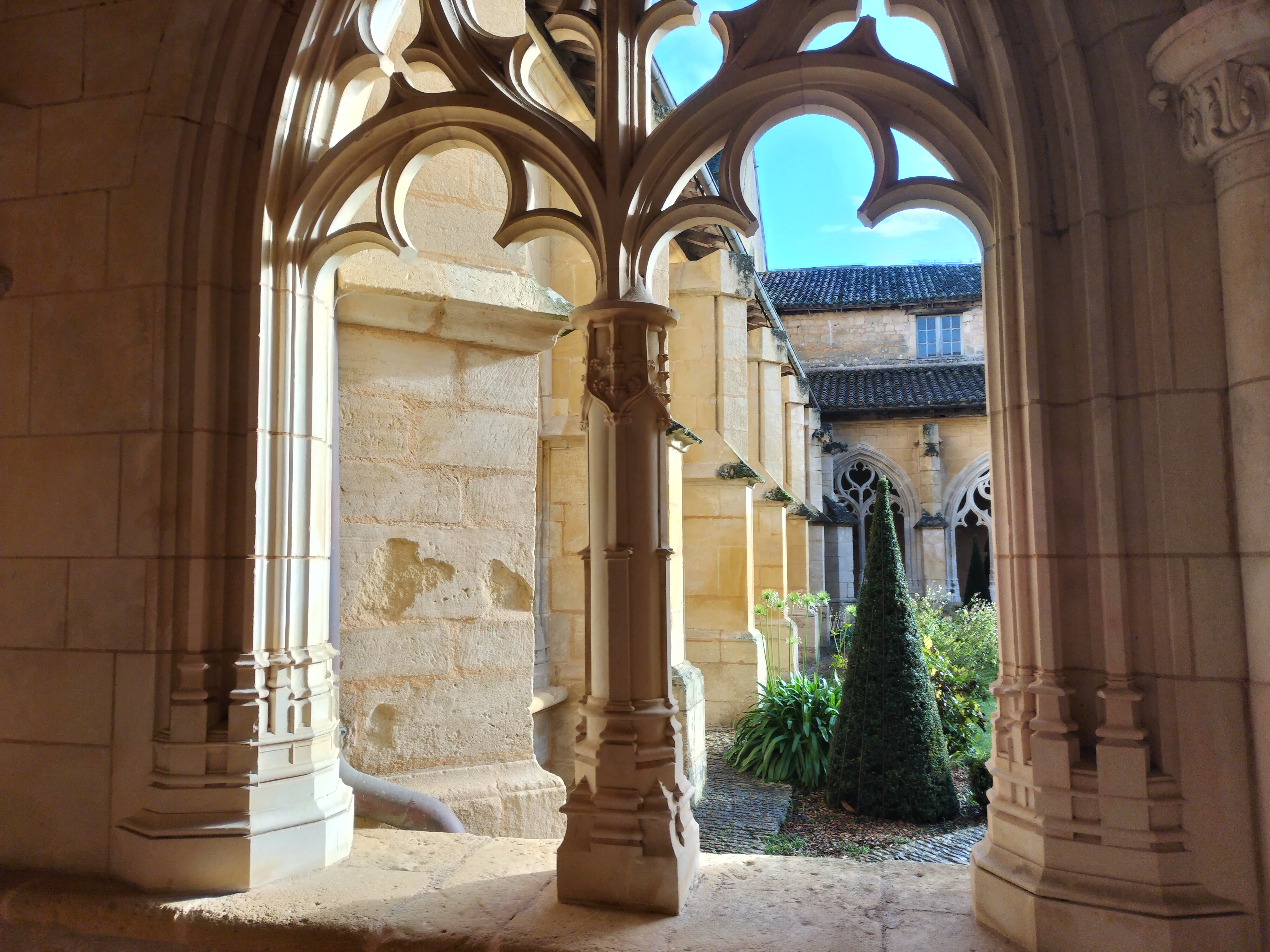 VISITES Le Cloitre de l' ABBAYE de CADOUIN