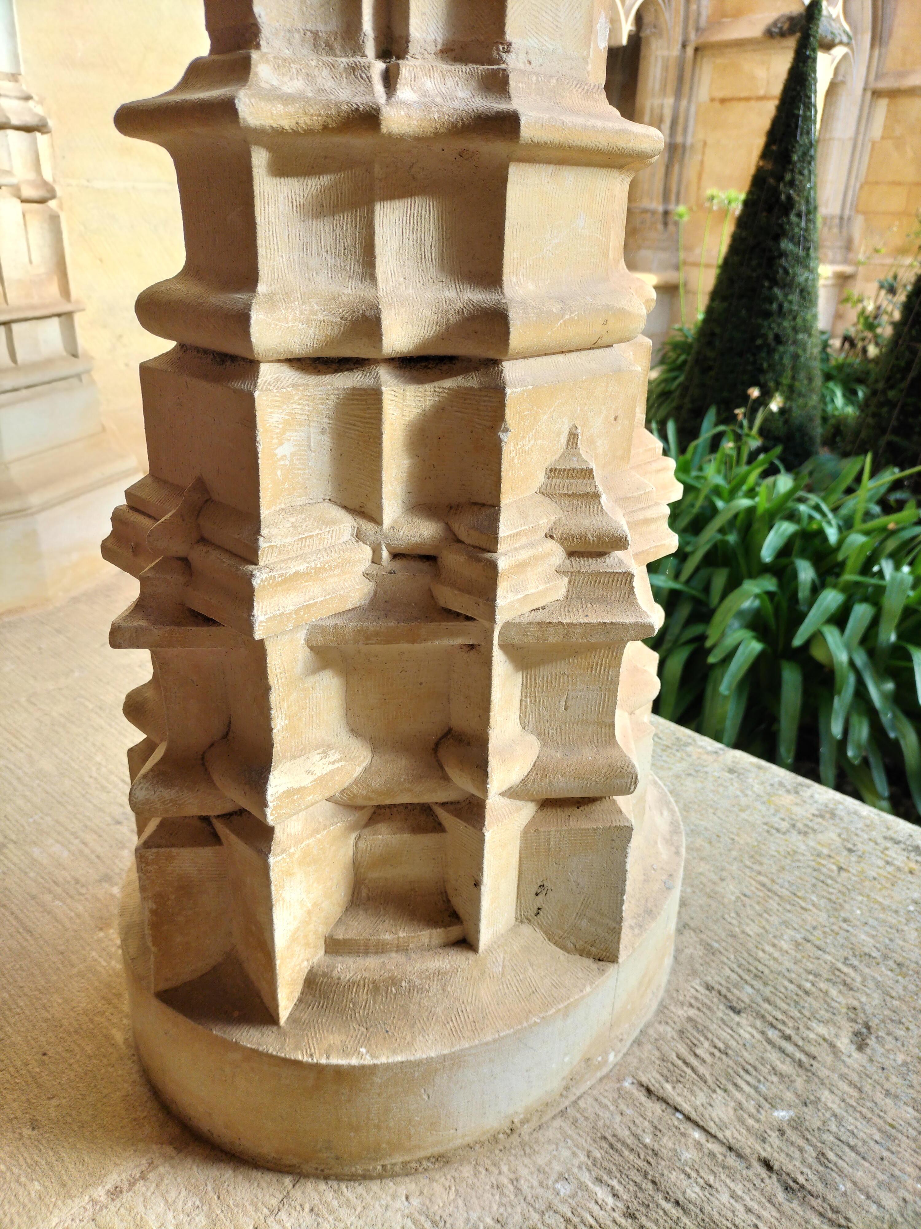 VISITES Le Cloitre de l' ABBAYE de CADOUIN