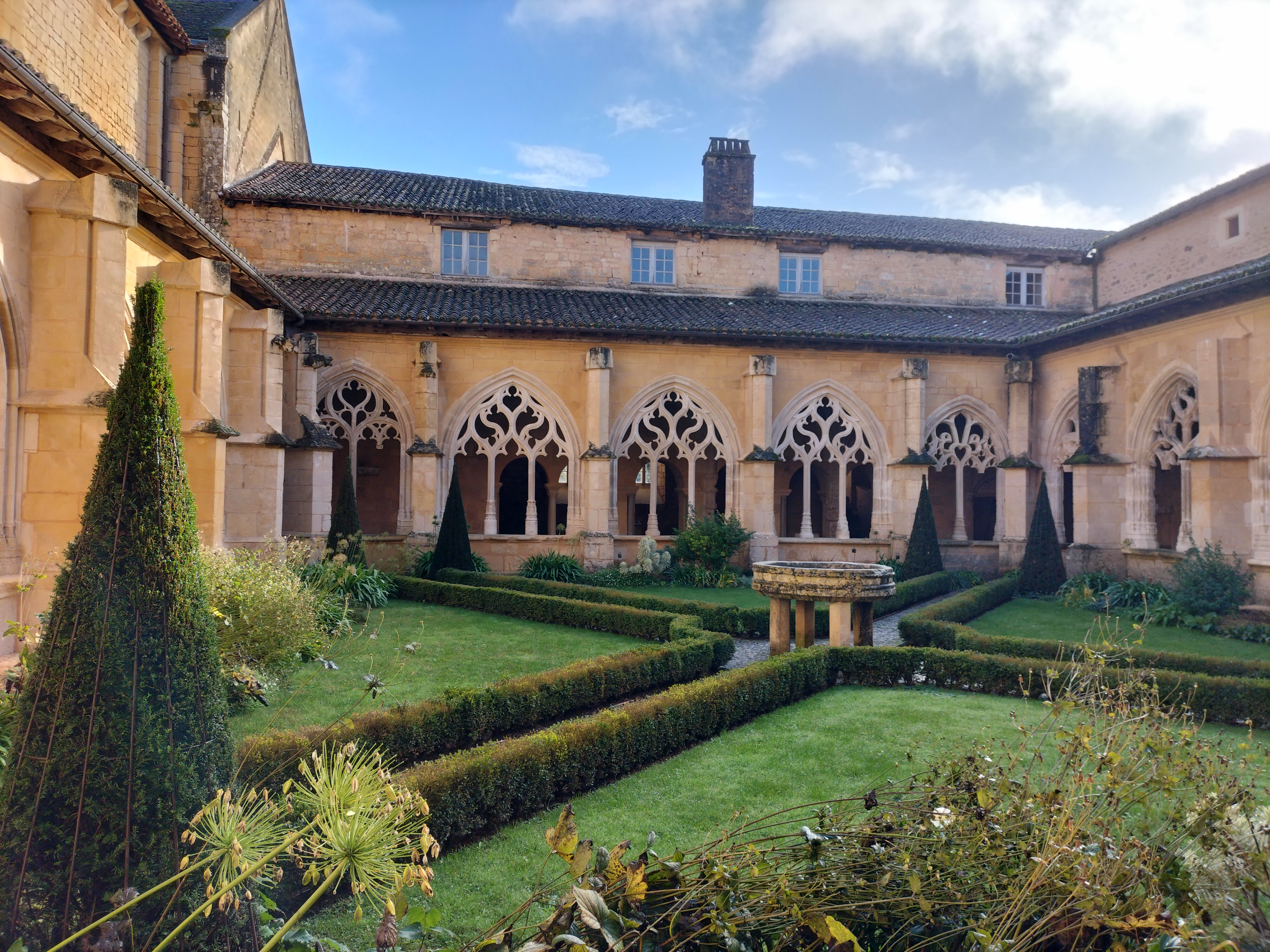 VISITES Le Cloitre de l' ABBAYE de CADOUIN