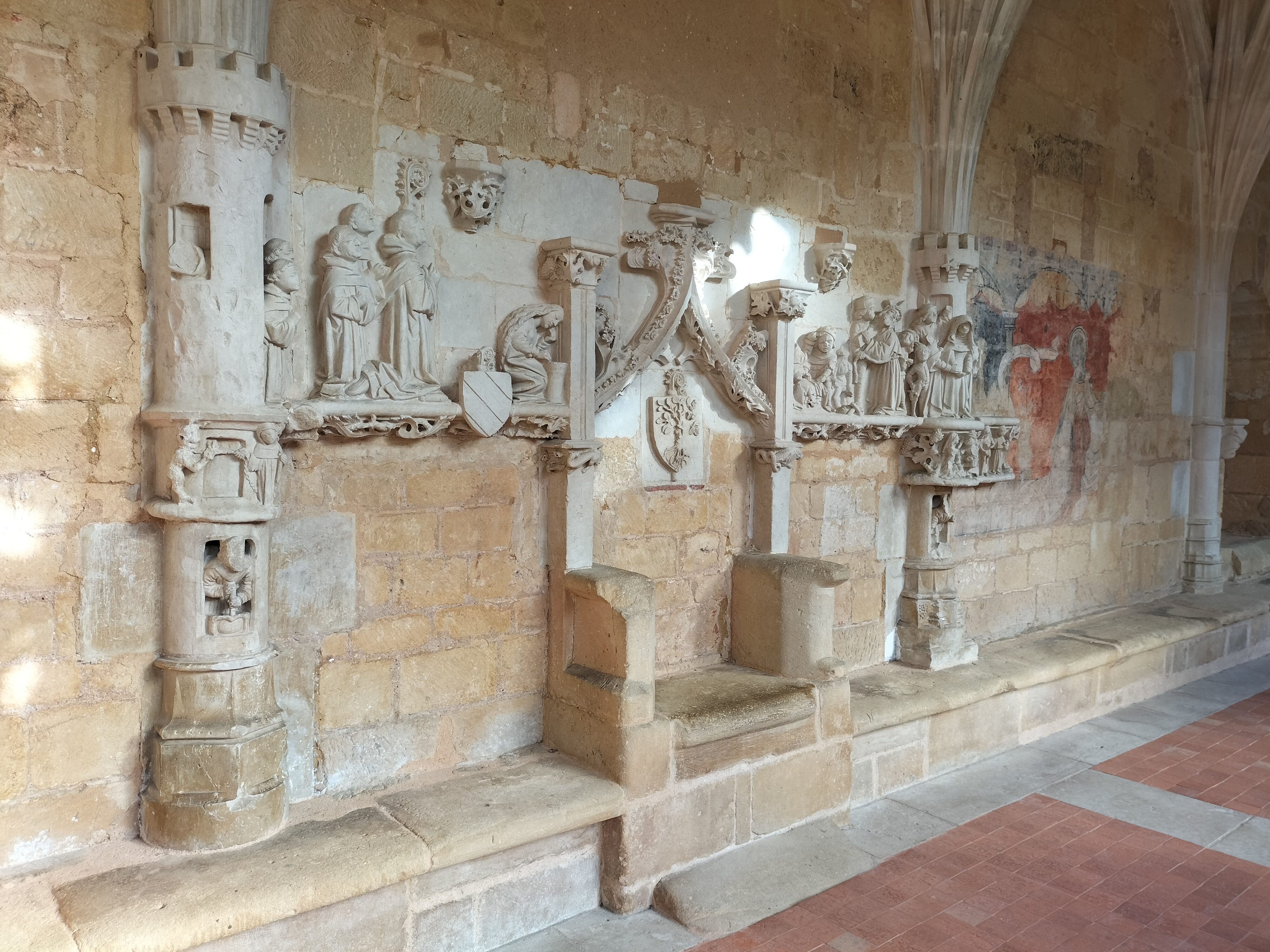 VISITES Le Cloitre de l' ABBAYE de CADOUIN