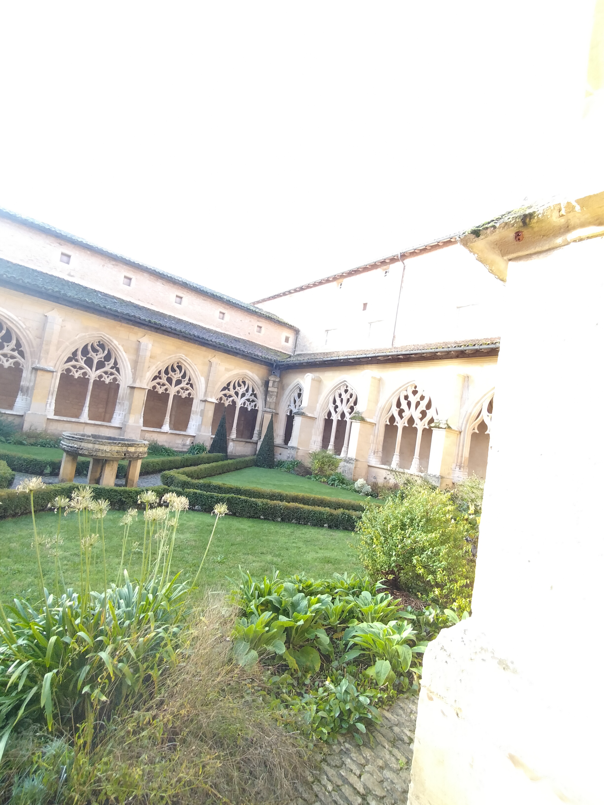 VISITES Le Cloitre de l' ABBAYE de CADOUIN