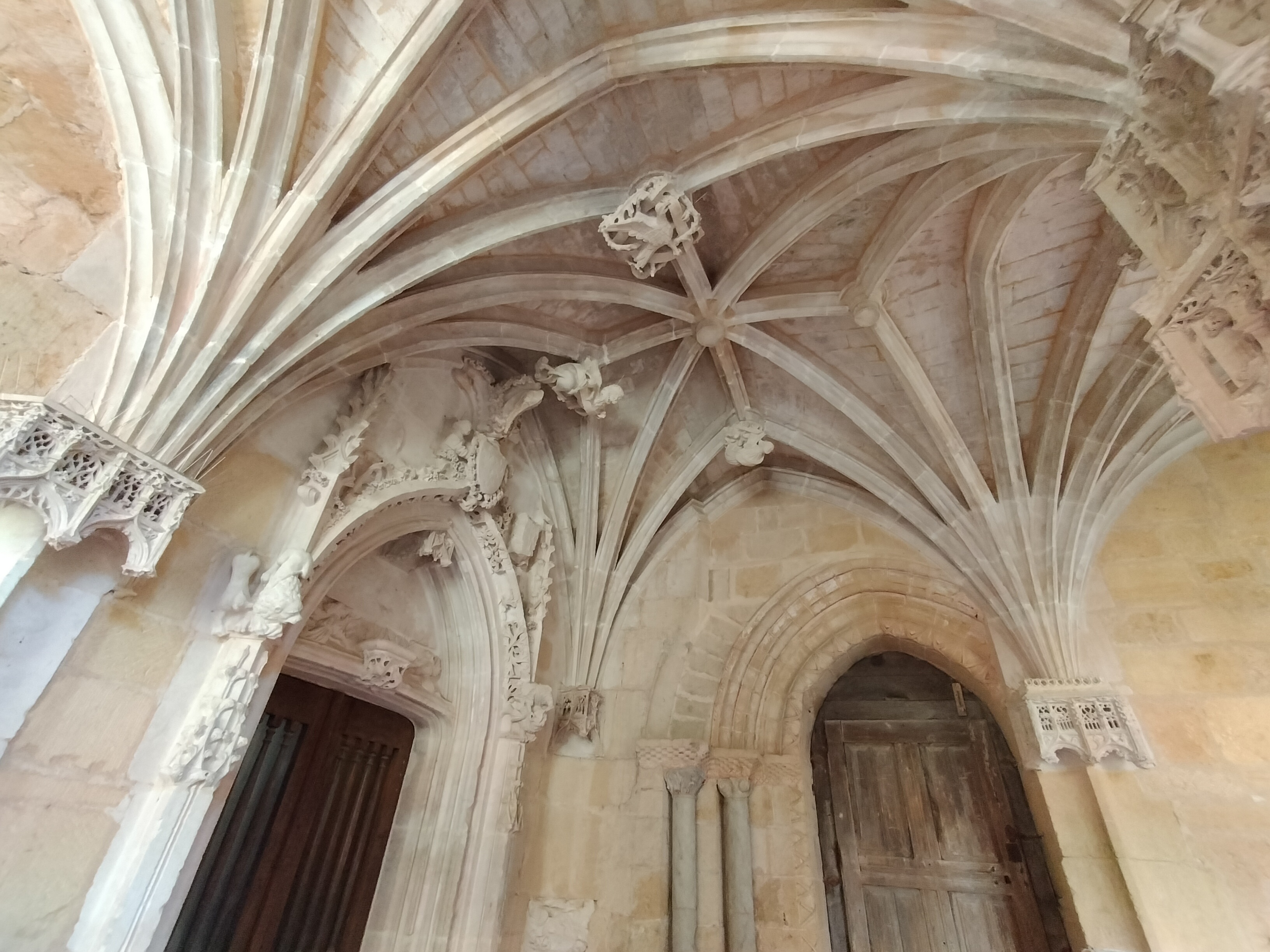 VISITES Le Cloitre de l' ABBAYE de CADOUIN
