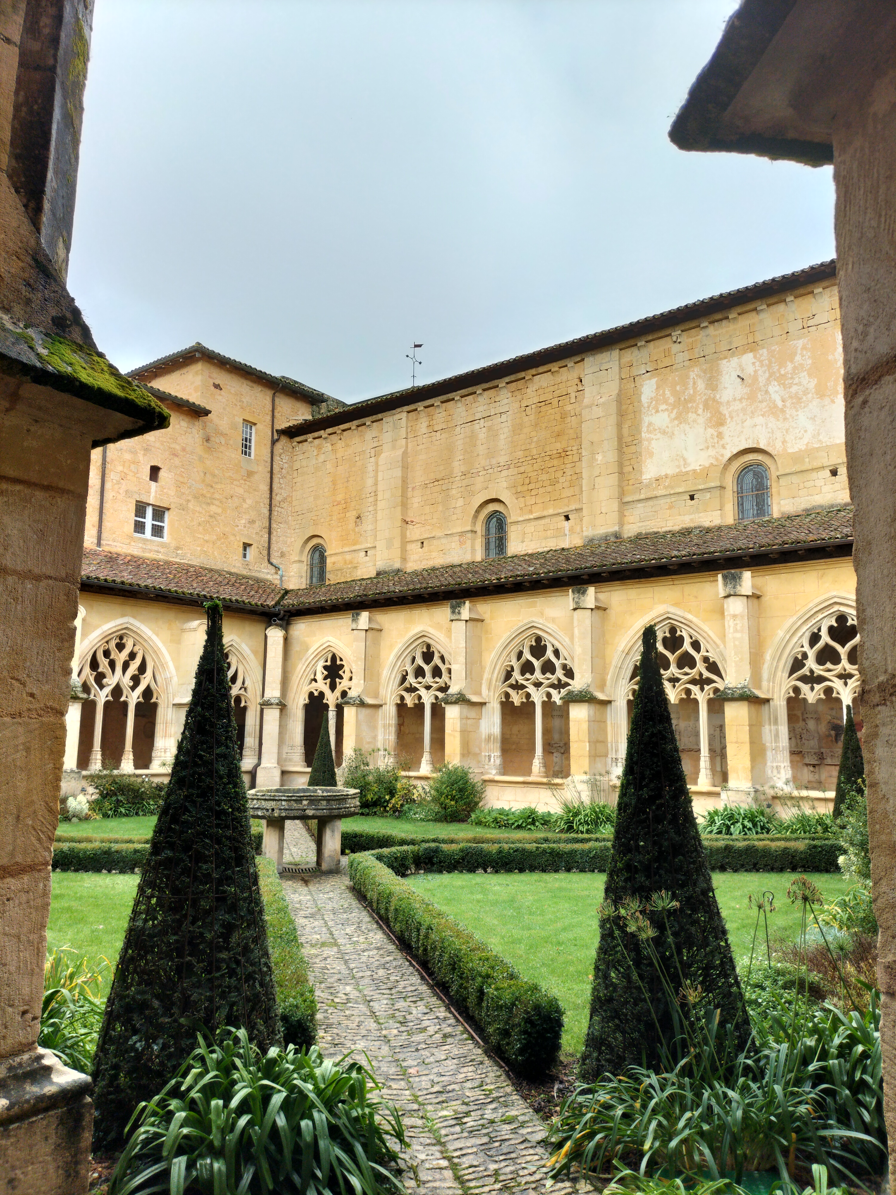 VISITES Le Cloitre de l' ABBAYE de CADOUIN